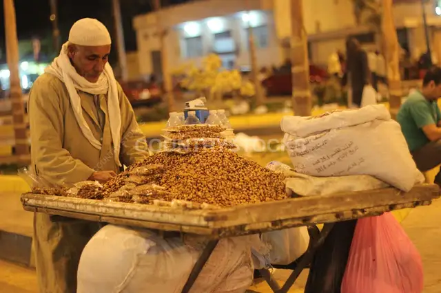 الباعة الجائلون في الشوارع والأسواق