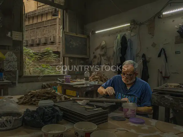 ورشة تطعيم الخشب بالصدف