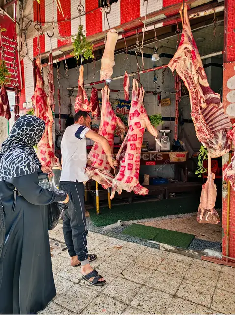 جزار مصري بيخدم الزباين في السوق الشعبي