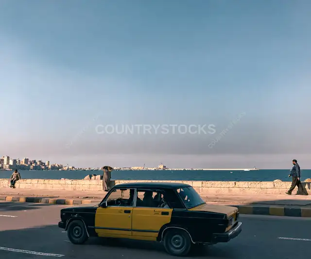 تاكسي أصفر على كورنيش الإسكندرية المطل على البحر المتوسط