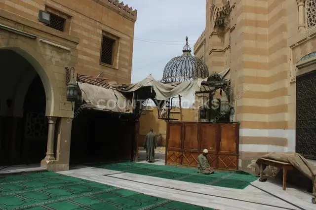 فناء مسجد السيدة نفيسة في القاهرة، مصر