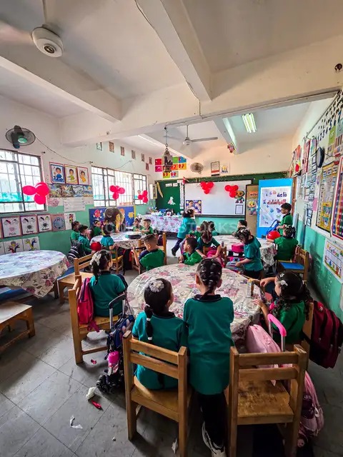 أطفال KG1 في أول أيام الدراسة بإحدى مدارس القاهرة