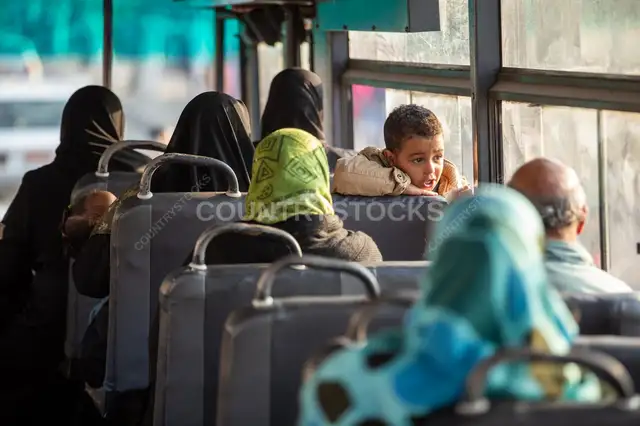 طفل مسنّد راسه وبيبص من شباك الأتوبيس في القاهرة شتاء 2017