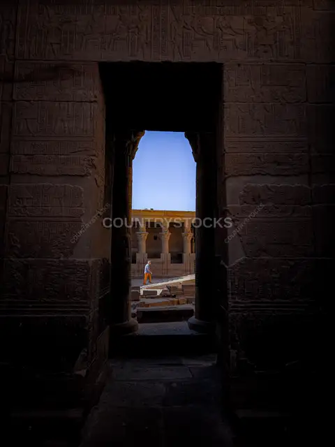 بوابة معبد فيلة تُطل على الفناء الداخلي، أسوان