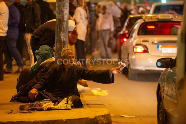 باعة محاطين بالناس في المولد