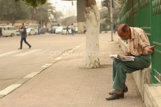 راجل بيقرأ جريدة في شارع القاهرة 2