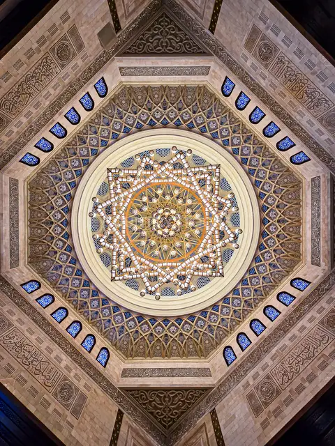 سقف قبة مسجد مصر بالعاصمة الإدارية الجديدة