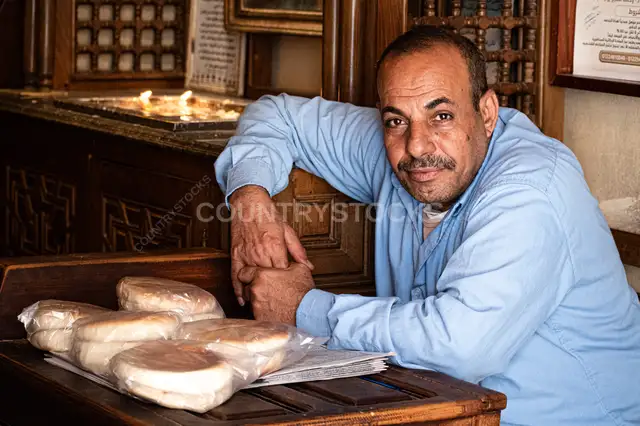 خادم كنيسة أبي سرجة مع قرابين الخبز، القاهرة