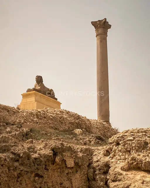 عمود السواري وأبو الهول في موقع الآثار بالإسكندرية