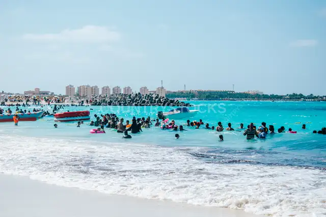 عائلات تسبح على شاطئ مرسى مطروح، مصر