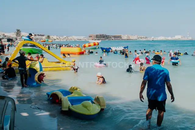 عائلات تسبح في شاطئ مرسى مطروح، مصر