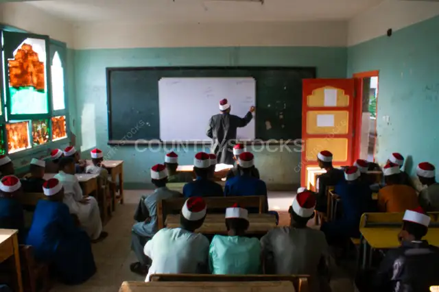 فصل دراسي أزهري، طلاب وأستاذ، قنا