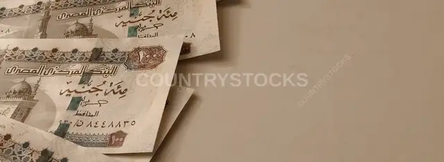 أوراق نقدية بالجنيه المصري على خلفية محايدة