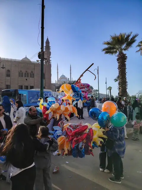 بائعو البالونات أمام مسجد الرفاعي في عيد الفطر