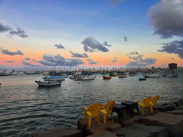 غروب ميناء الإسكندرية مع قوارب الصيد، بحري