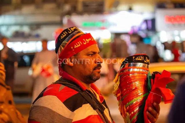 زائر محاط بالناس في المولد