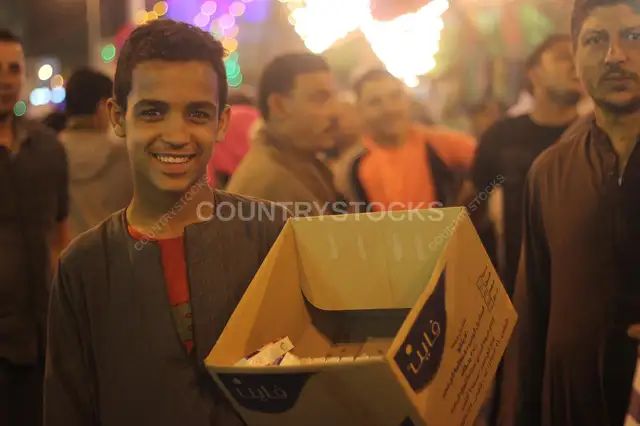 بائع مناديل شاب في مولد تقليدي – القاهرة، مصر