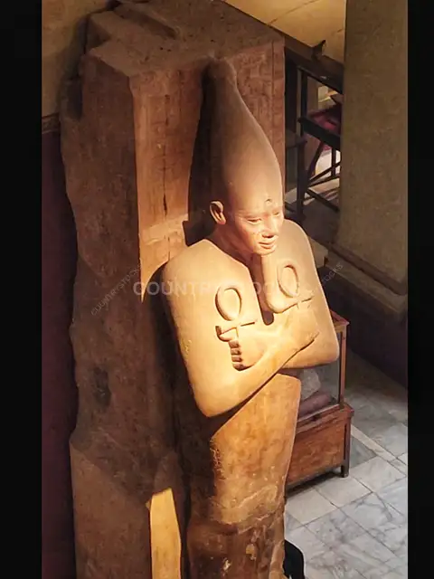 تمثال ملكي مصري أوزيري يمسك برمز العنخ، المتحف المصري القاهرة