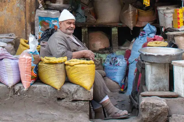علاف مصري بيستريح في دكانه بشارع الأشراف