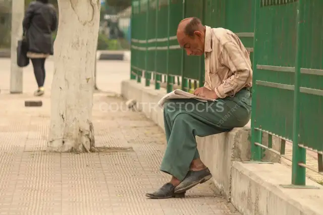 راجل بيقرأ جريدة في شارع القاهرة 1
