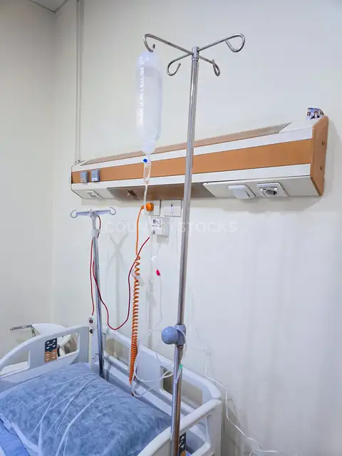 حامل المحاليل الوريدية وسرير المستشفى بالقاهرة