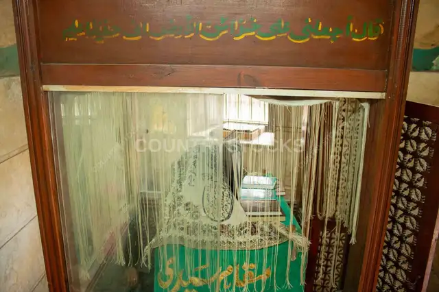 داخل مقام تاريخي في شارع الأشراف بالقاهرة