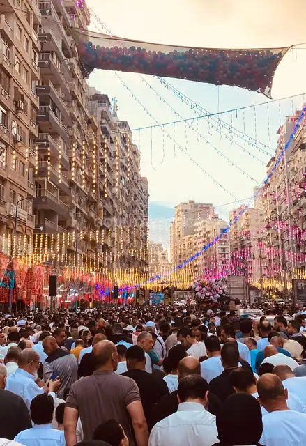 صلاة العيد وسط البلالين والزينة في الإسكندرية