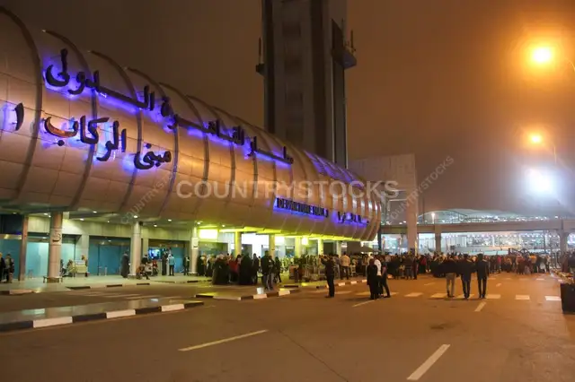 مطار القاهرة الدولي بالليل في الشتا