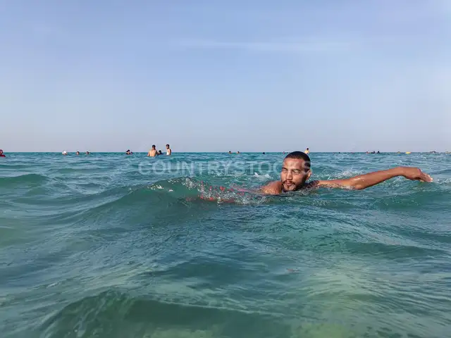 رجل يسبح في البحر الأحمر، الغردقة