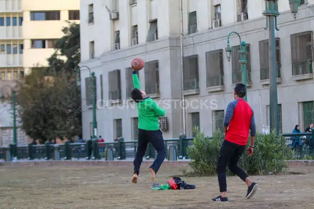 أولاد بيلعبوا كرة في مساحة مفتوحة قريب من ميدان التحرير