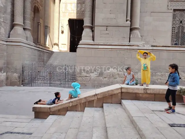 أطفال يلعبون في رحاب مسجدي السلطان حسن والرفاعي بالقاهرة
