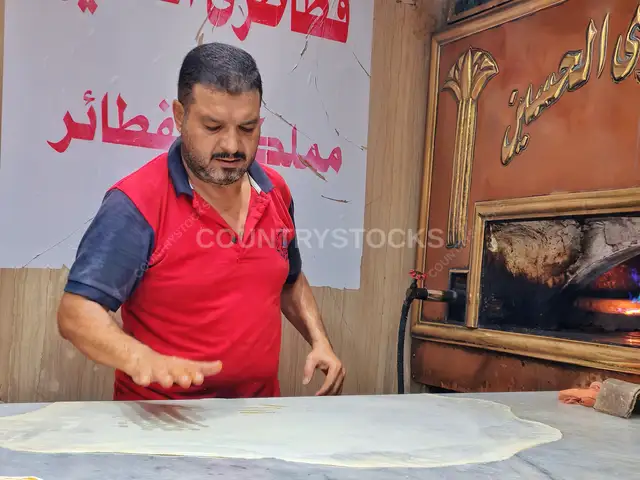 فرد عجين الفطائر باليد في مطعم الحسين القاهرة