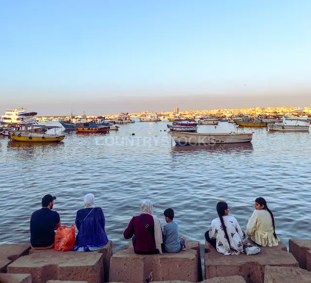 عائلة على كورنيش الإسكندرية بحري