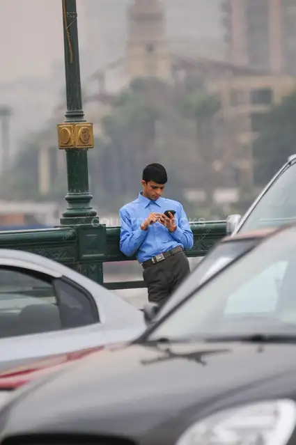 راجل واقف على كوبري قصر النيل في القاهرة 2