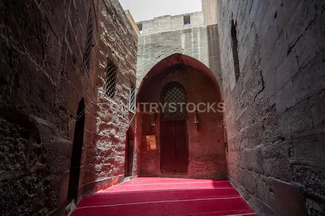 مسجد السلطان حسن – قبة الصحن والمئذنة في القاهرة القديمة