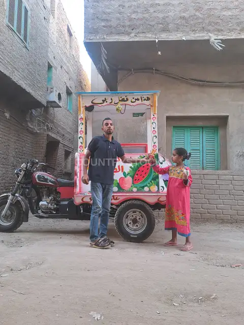 بائع الآيس كريم مع طفلة في قنا