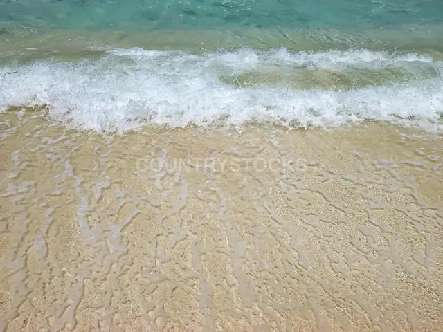 موجة تنكسر على الشاطئ الرملي، مرسى مطروح