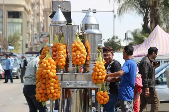 الباعة الجائلون في الشوارع والأسواق