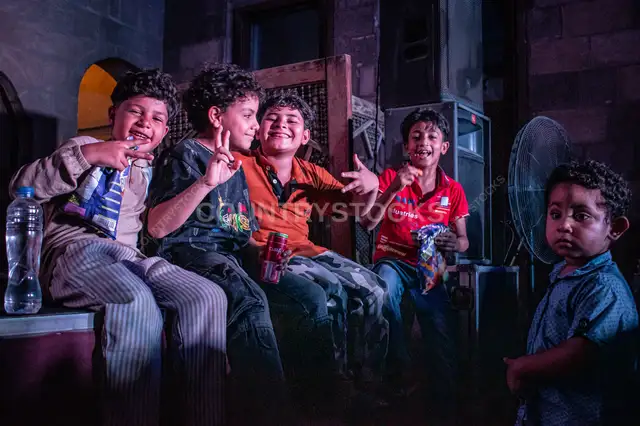أطفال يضحكون على عرض الأراجوز وخيال الظل، بيت السحيمي القاهرة
