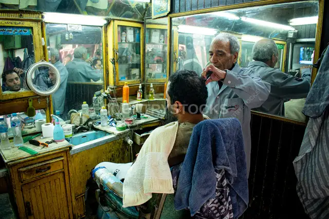 الحلاق المصري التقليدي “المزين” في القاهرة التاريخية