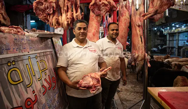 الجزارين في قلب سوق الحسينية بالقاهرة