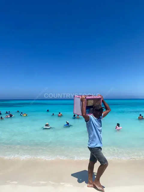 بائع الفريسكا يتجول على شاطئ مرسى مطروح، مصر