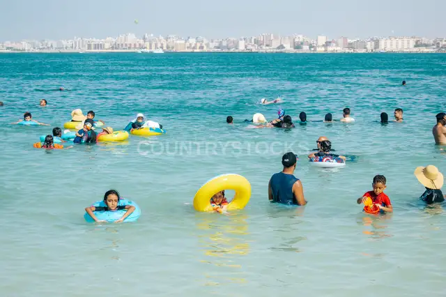 عائلات تسبح في بحر مرسى مطروح، مصر