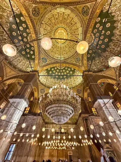 السقف المزخرف والثريات في مسجد محمد علي