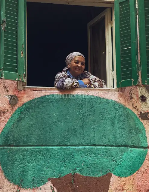 امرأة مصرية تطل من النافذة، كوم الدكة الإسكندرية