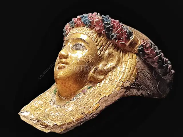 قناع مومياء مذهب مع إكليل زهور ملون، مصر اليونانية الرومانية