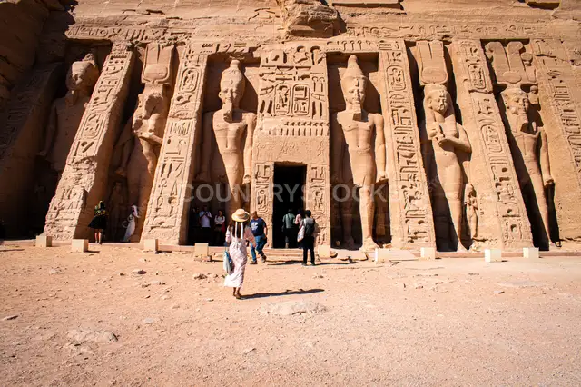 سياح أمام معبد حتحور في أبو سمبل أسوان