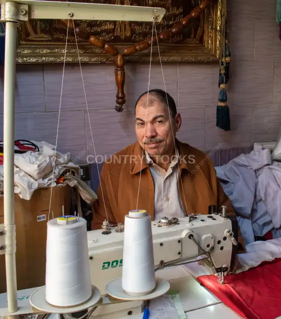 خياط مصري أمام ماكينة الخياطة، المطرية القاهرة
