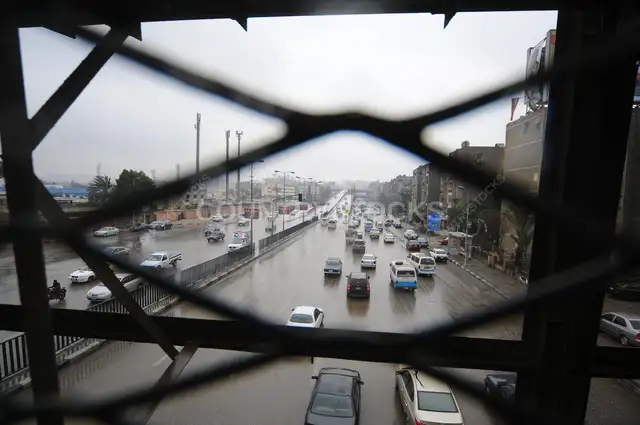 سير القاهرة في يوم ممطر