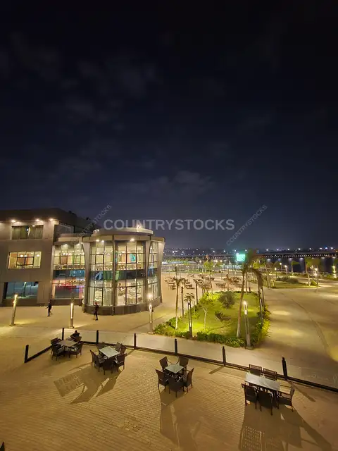 منتجع عين الحياة على الواجهة المائية ليلاً، الجيزة